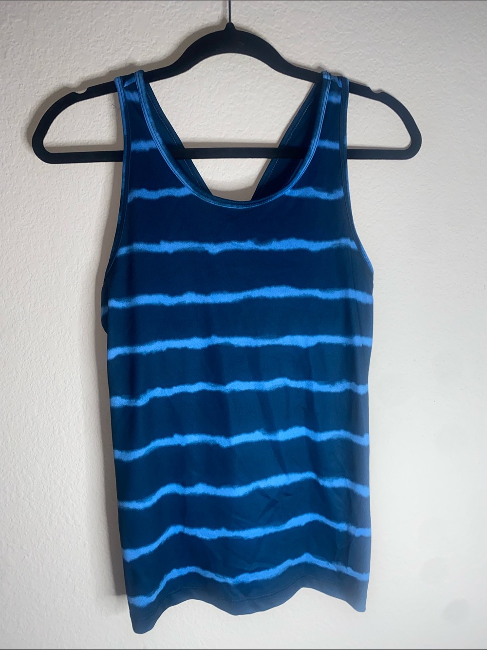 ✨Adorable two-toned blue tank top with a built in sports bra! - Picture 2 of 7